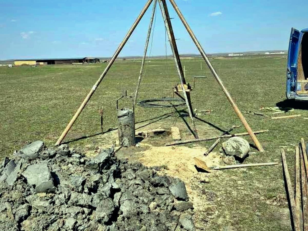 Instalație de foraj pe teren agricol